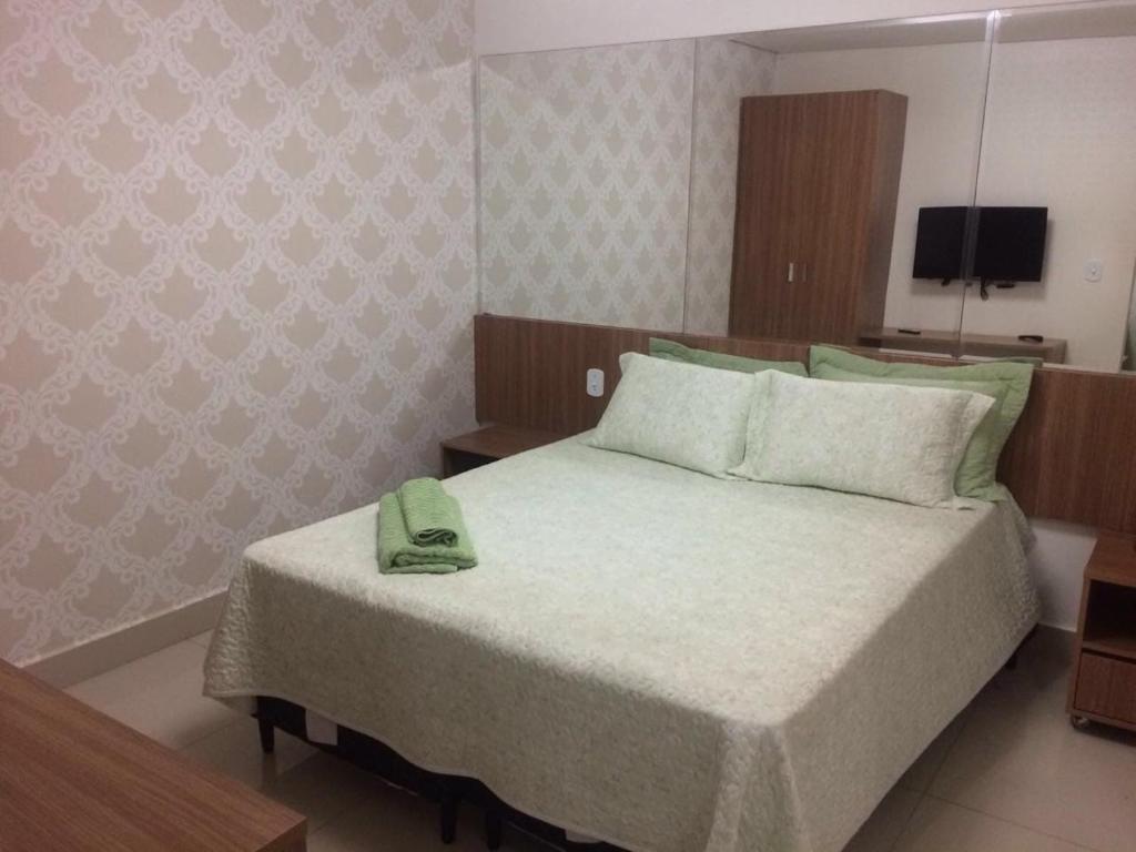 - une chambre avec un lit doté d'un téléphone vert dans l'établissement Encontro das Aguas, à Caldas Novas
