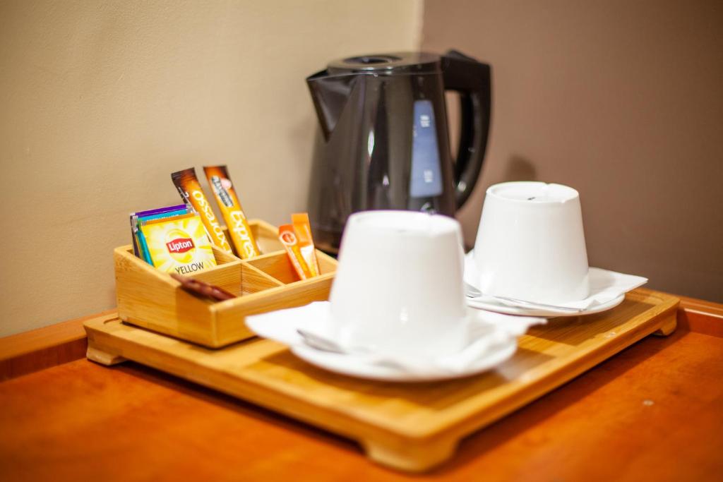 Příslušenství pro přípravu čaje a kávy v ubytování Best Hotel Lyon - Saint Priest