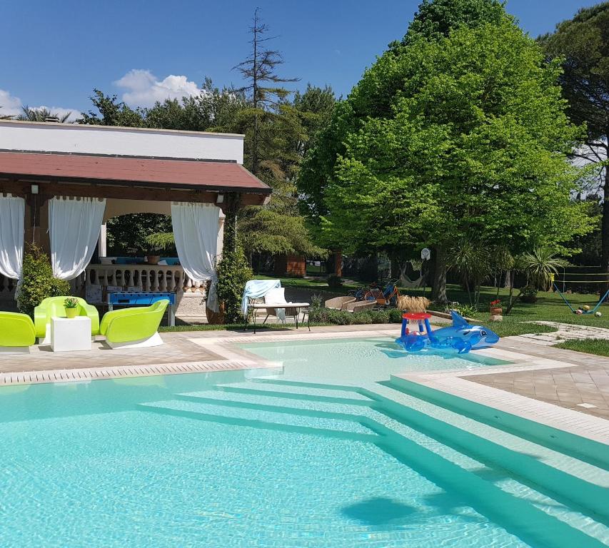 ガラティーナにあるVilla Edda Heated Poolの庭園内のスライドと椅子付きのスイミングプール