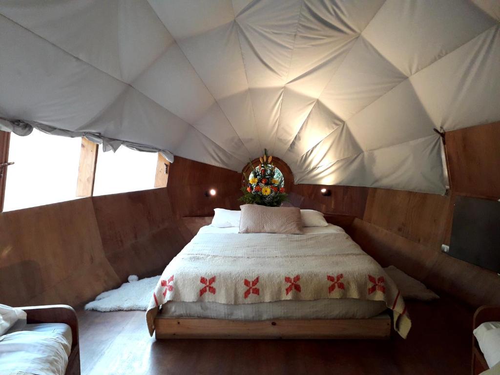 Postel nebo postele na pokoji v ubytování Biosfera Lodge