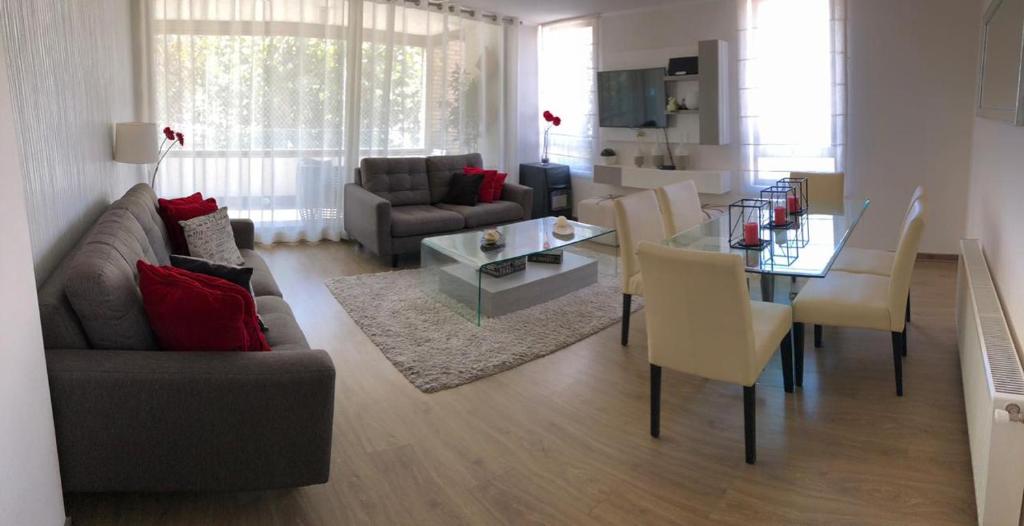 a living room with a couch and a table at Departamento en Viña del Mar in Viña del Mar