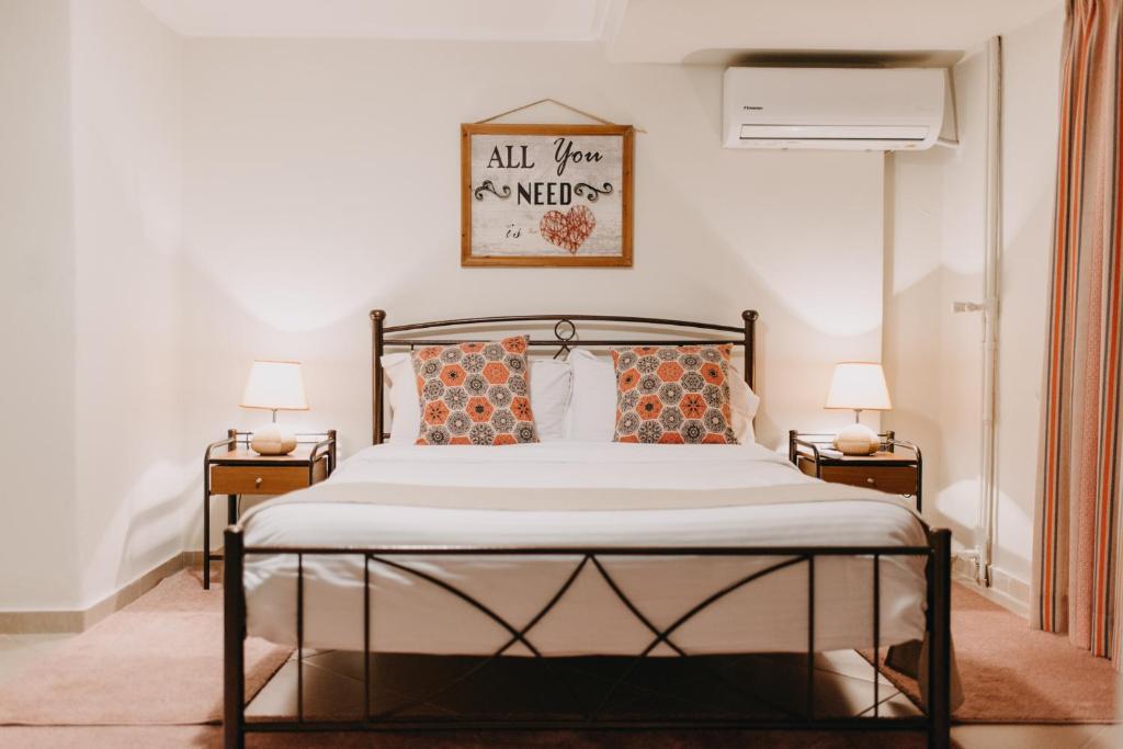 een slaapkamer met een bed met oranje kussens bij BEST HOUSE, CENTRAL APRTM., AGIOU NIKOLAOU, PATRA in Patra