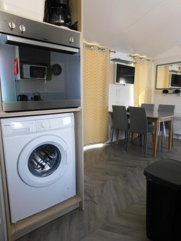 Kuchyň nebo kuchyňský kout v ubytování Mobil home 3 chambres