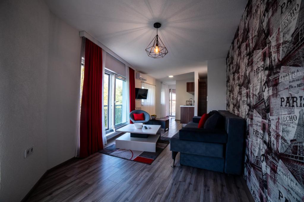 salon z niebieską kanapą i kamienną ścianą w obiekcie Apartments and Rooms Villa Majestic w mieście Bihać