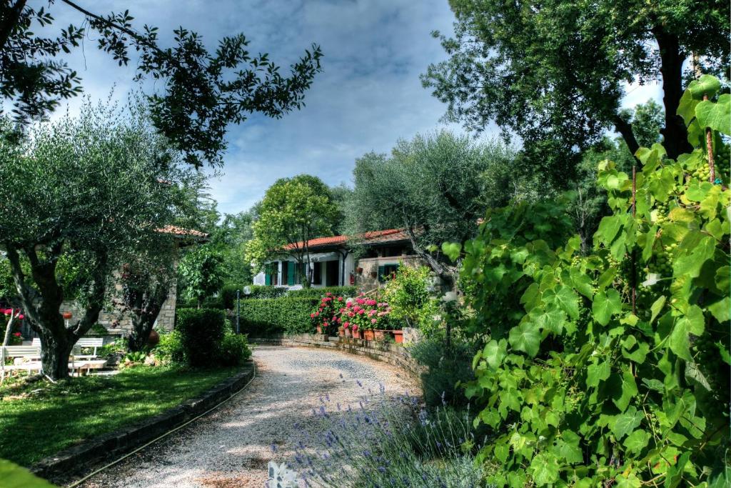 un giardino con una casa sullo sfondo di B&B Villa Garden a Saturnia