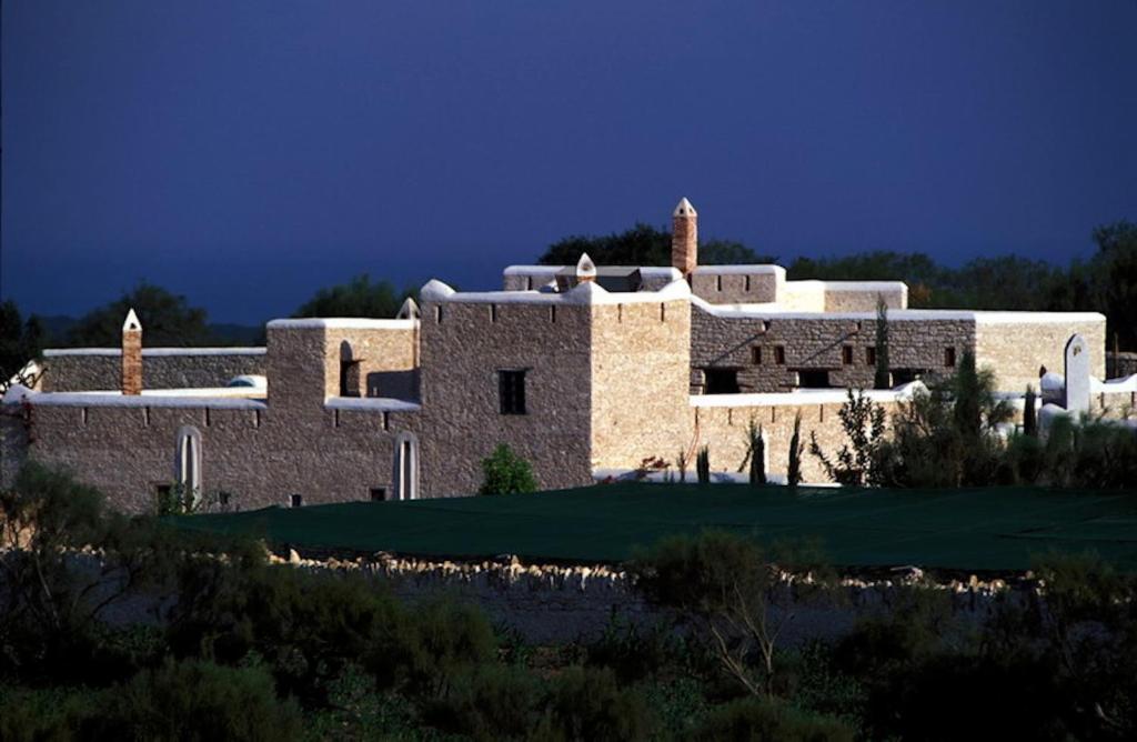 ein großes Steingebäude mit zwei Schornsteinen darauf in der Unterkunft Comme un hameau de charme dominant l'Océan in Essaouira