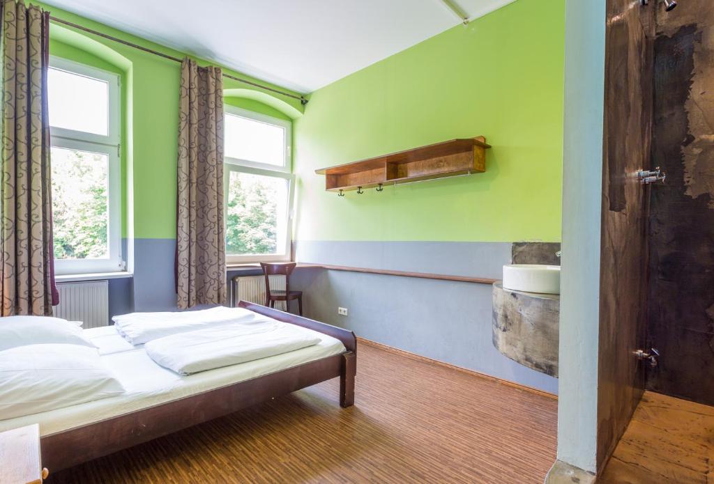 Postel nebo postele na pokoji v ubytování Sunflower Hostel Berlin