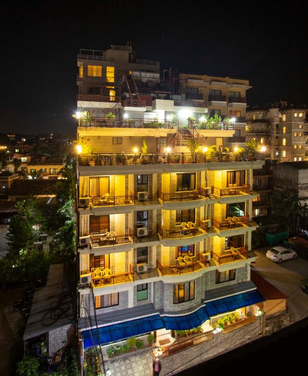 un edificio con luci accese in una città di notte di Hotel Splendid View a Pokhara