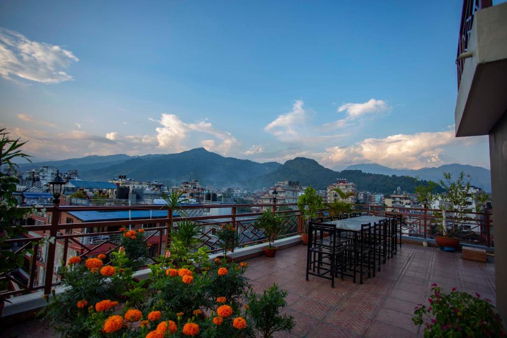 un balcone con tavolo e vista sulla città di Hotel Splendid View a Pokhara