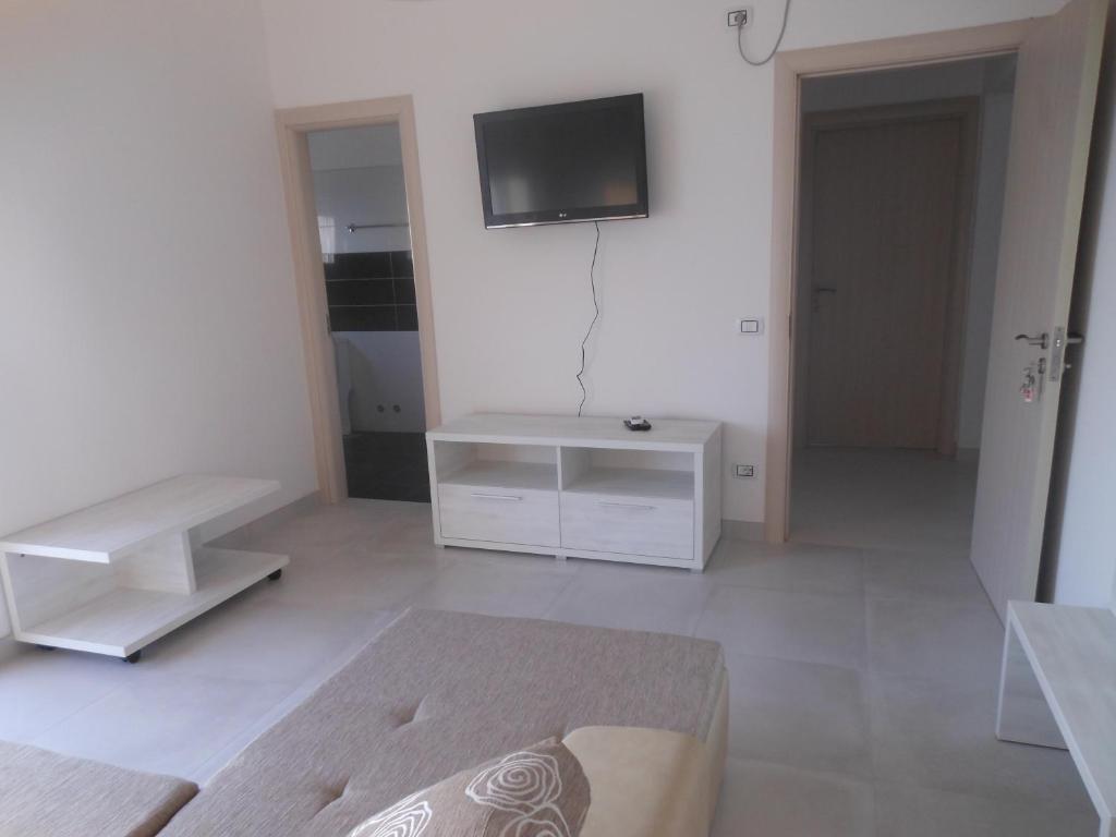 TV a/nebo společenská místnost v ubytování Apartments Harmony