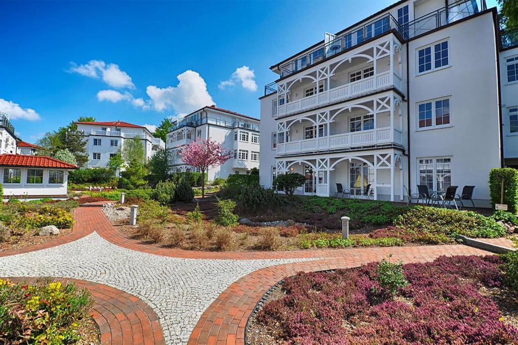 宾茨Residenz am Klünderberg by Rujana的一座前面有花园的白色大楼