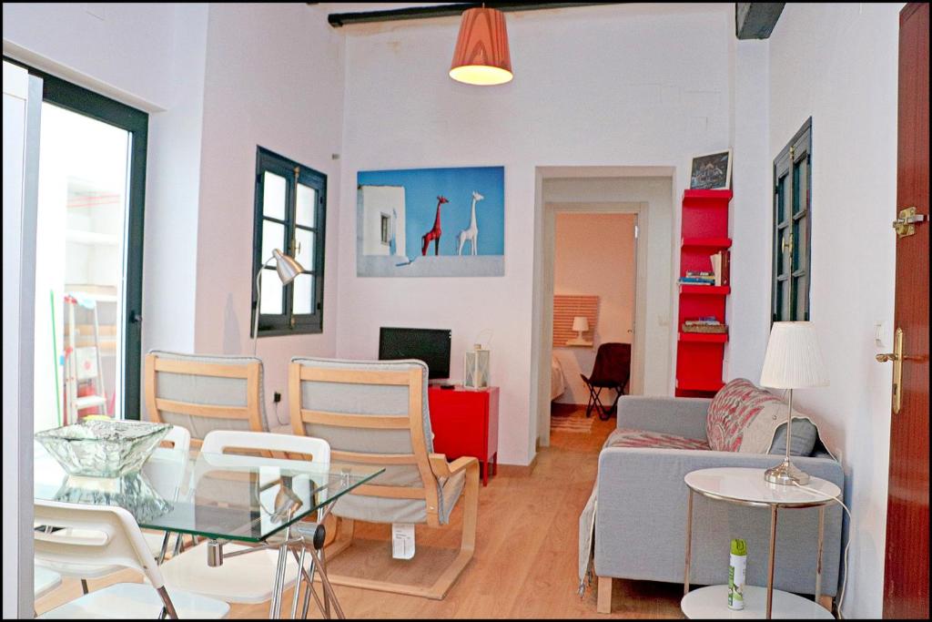 カディスにあるApartamento Solano Cádizのリビングルーム(ソファ、テーブル付)