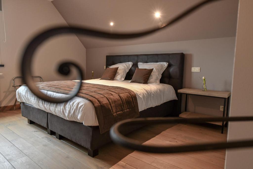 - une chambre avec un grand lit dans l'établissement B&B De Waeterhoeve, à Snaaskerke