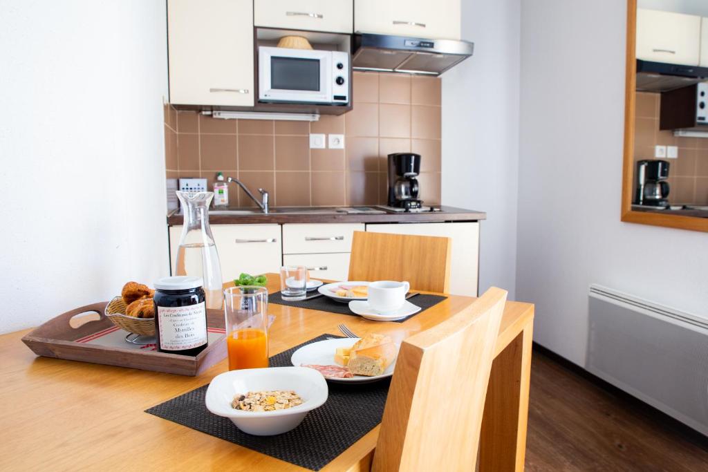 Kuchyň nebo kuchyňský kout v ubytování Comfort Aparthotel Mutzig Portes d'Alsace