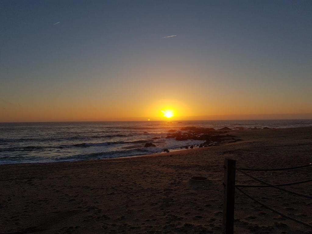ポボア・デ・バルジンにあるApartamento marの海沿いの海岸の夕日