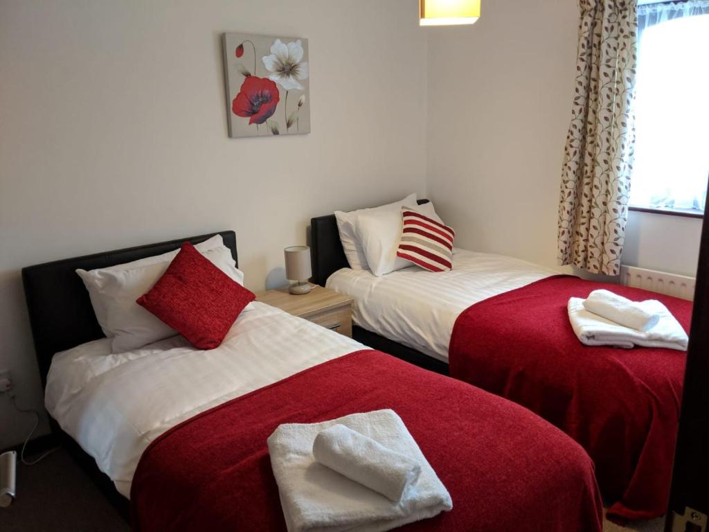 duas camas sentadas uma ao lado da outra num quarto em Princes Lodge em Telford