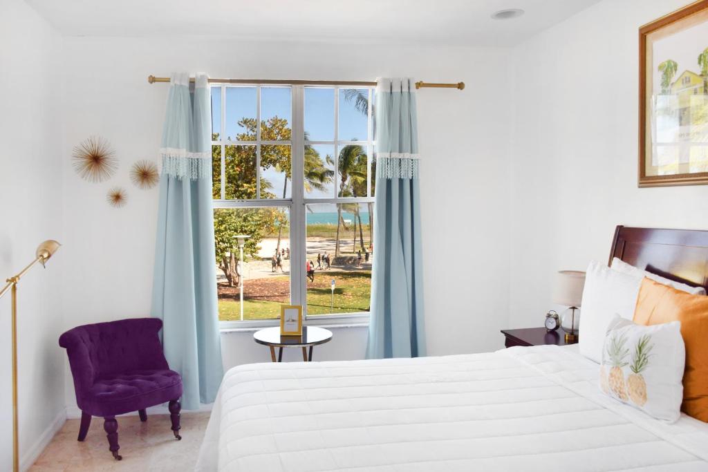1 dormitorio con cama blanca y ventana en Beach Park Hotel, en Miami Beach