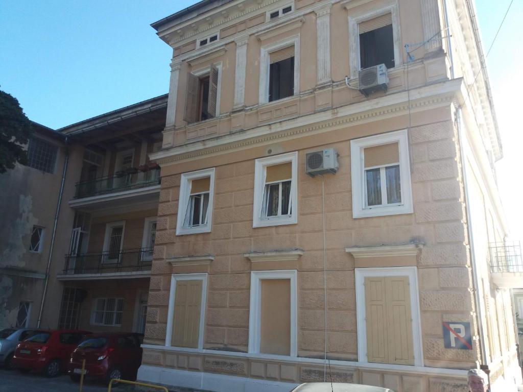 Zdjęcie z galerii obiektu Apt Tennis Prime Location, parking, near beach, self check-in w mieście Opatija