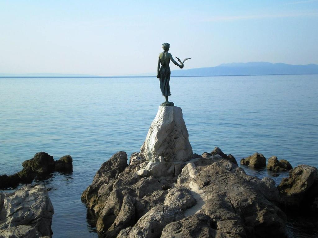 Zdjęcie z galerii obiektu Apt Tennis Prime Location, parking, near beach, self check-in w mieście Opatija