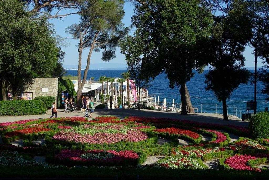 Zdjęcie z galerii obiektu Apt Tennis Prime Location, parking, near beach, self check-in w mieście Opatija