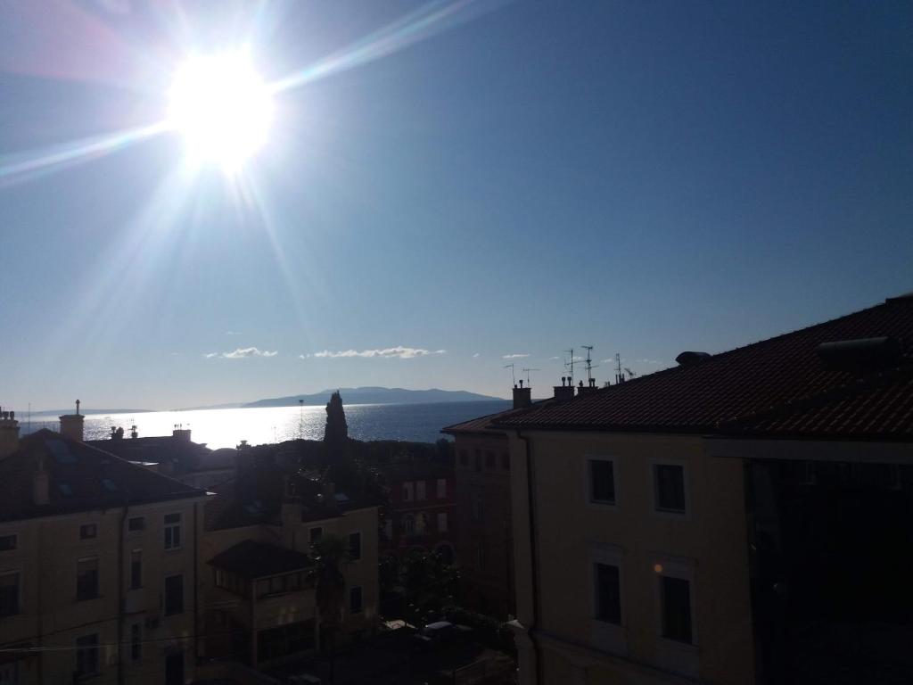Zdjęcie z galerii obiektu Apt Tennis Prime Location, parking, near beach, self check-in w mieście Opatija