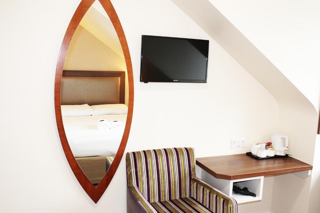 TV a/nebo společenská místnost v ubytování St. Judes Lodge B&B