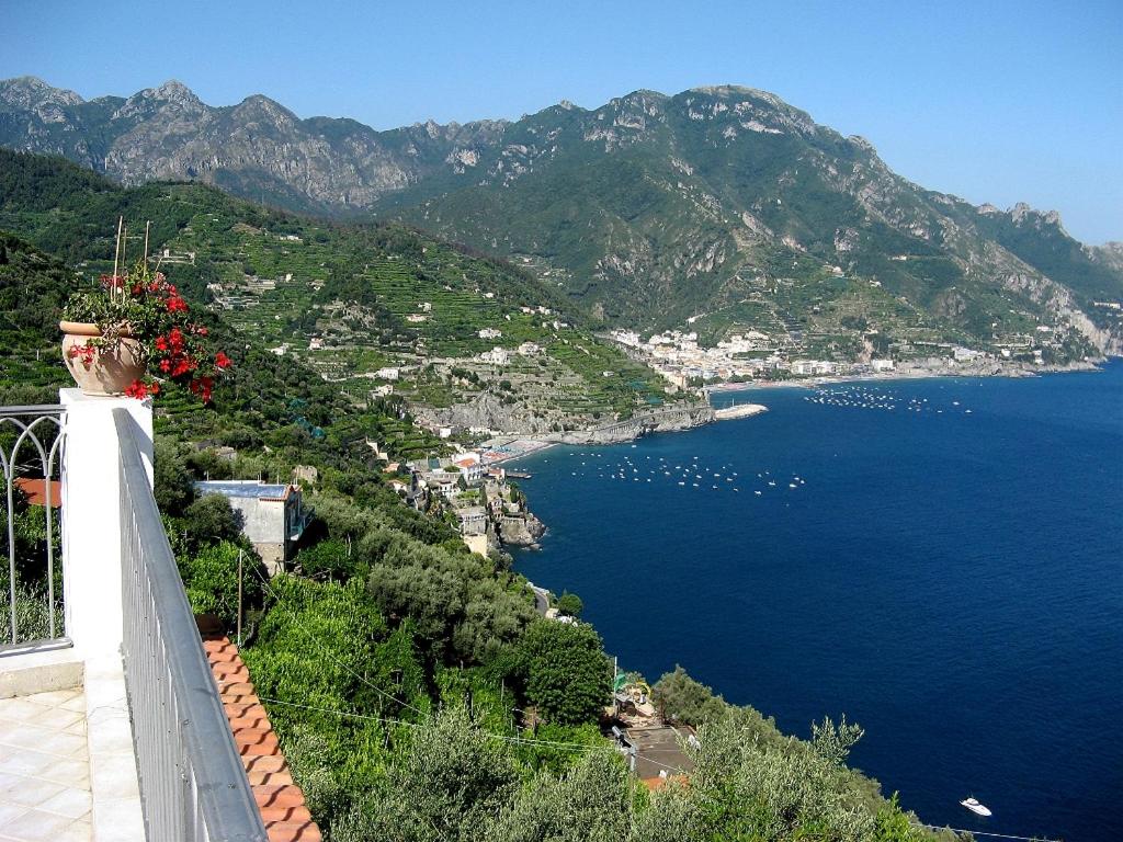 un balcone con fiori e vista sull'oceano di Suite I Limoni a Ravello