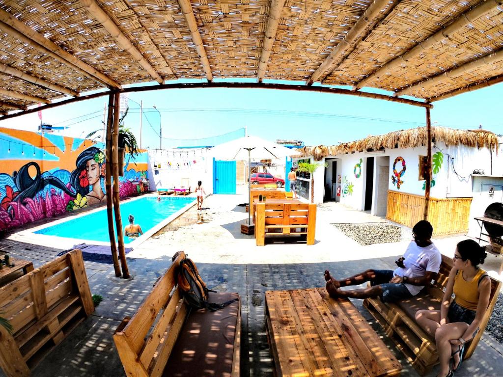 eine Gruppe Kinder, die auf Bänken auf einem Spielplatz sitzen in der Unterkunft Surfari Punta Rocas in Punta Negra