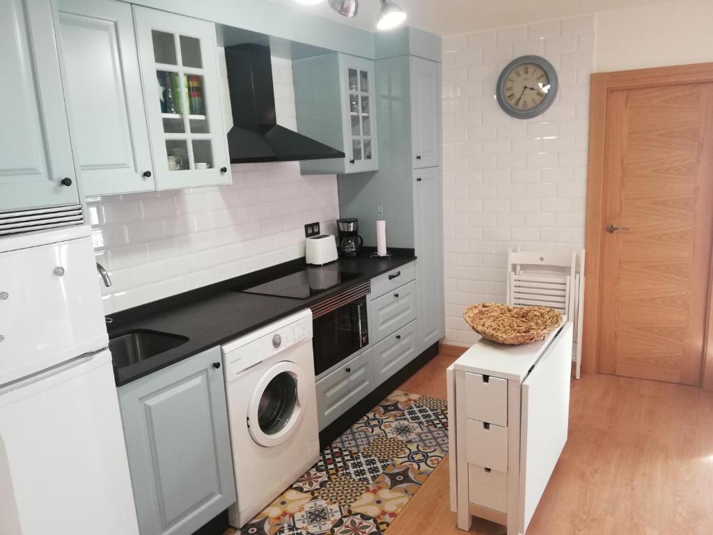 A kitchen or kitchenette at Apartamento La Muralla de Llanes