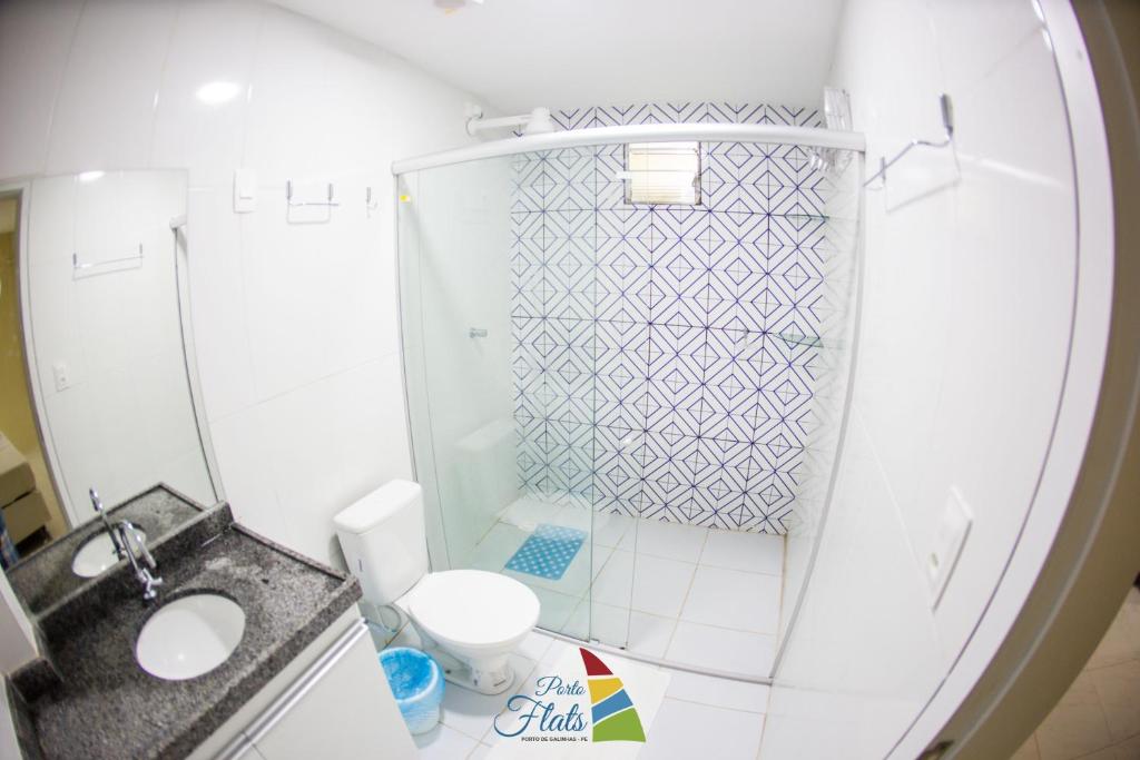 uma pequena casa de banho com WC e lavatório em Porto Flats em Porto de Galinhas