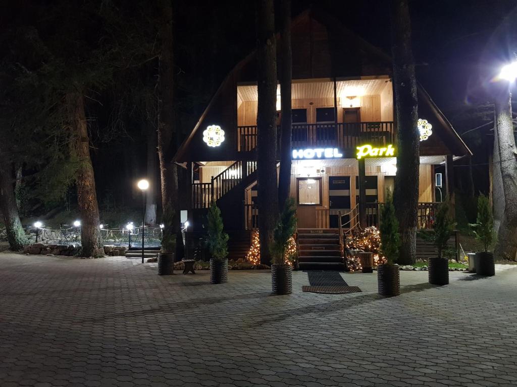 un bâtiment la nuit avec des lumières devant lui dans l'établissement Park Hotel Kutaisi, à Koutaïssi