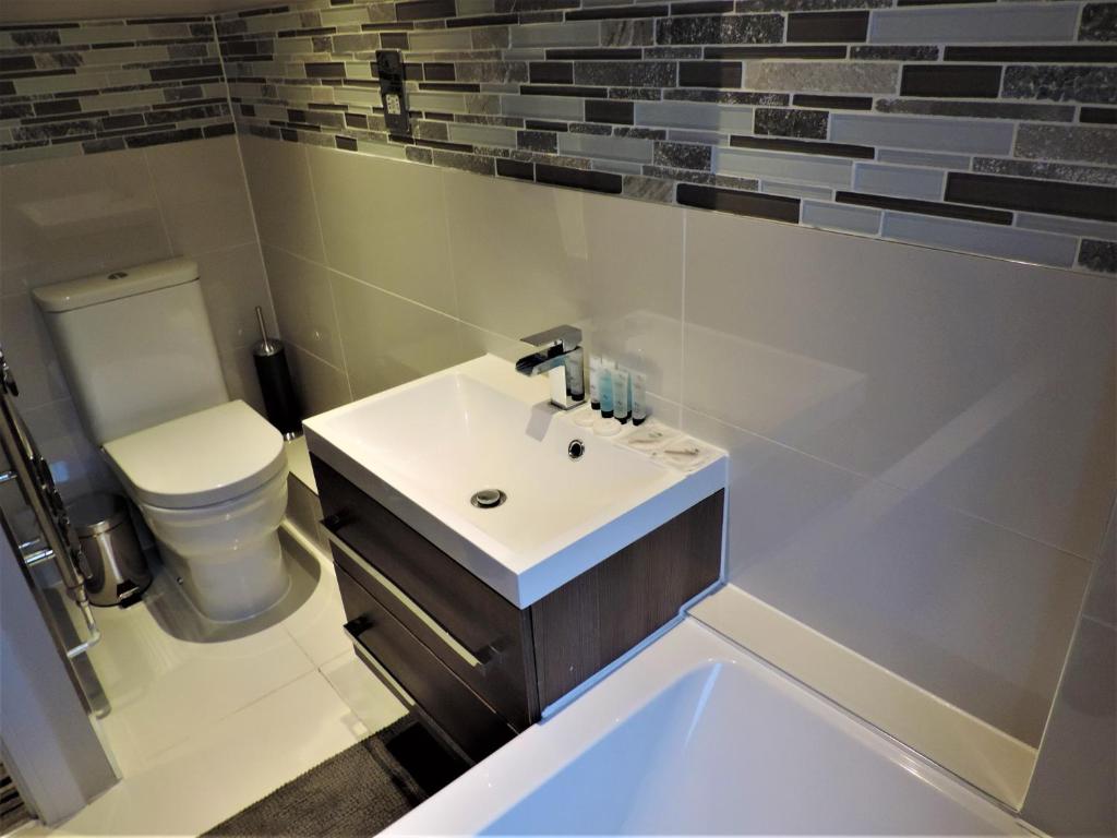 3 Bed Farnborough Air Accommodation - Three-Bedroom House