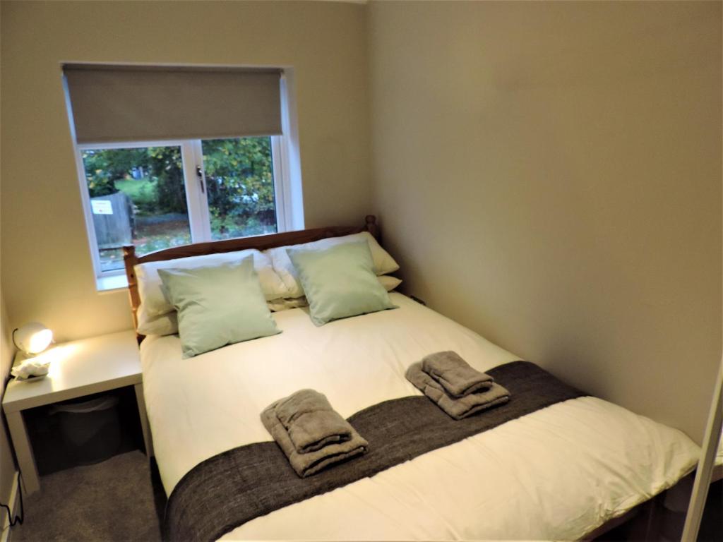 Ένα ή περισσότερα κρεβάτια σε δωμάτιο στο 3 Bed Farnborough Air Accommodation