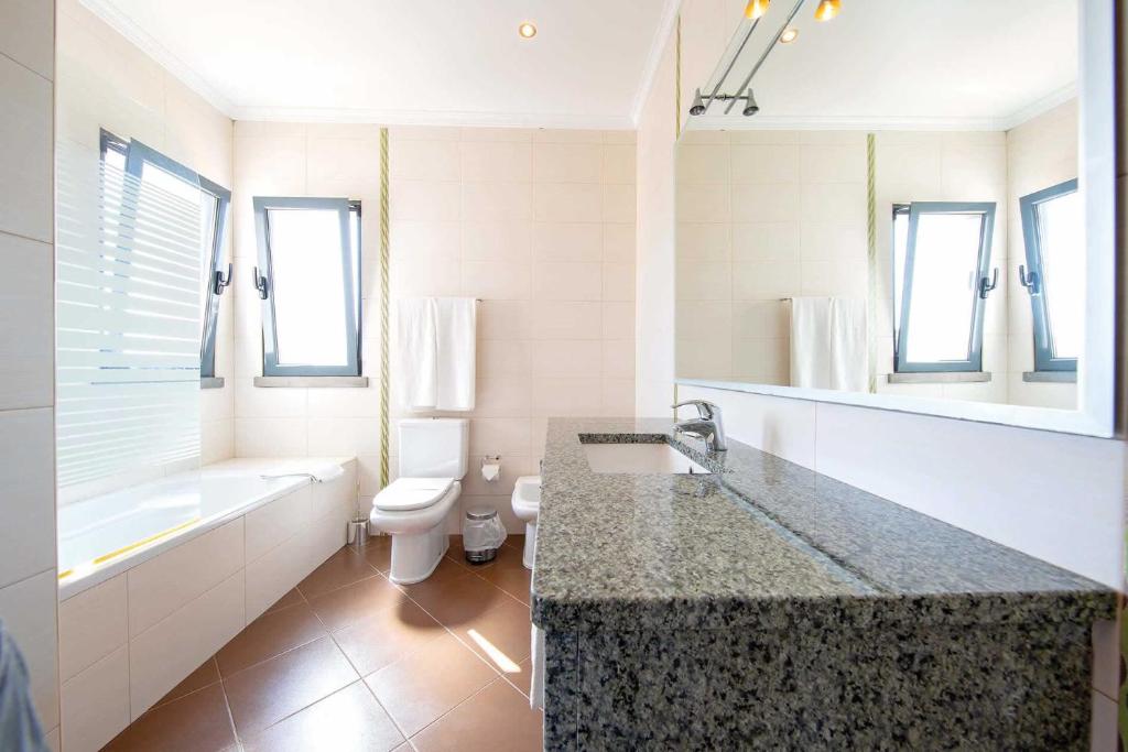 Villa Ruana - 5 bedrooms on Suite- Free out door Hot Jacuzzi - By Bedzy,  Albufeira – Prețuri actualizate 2024