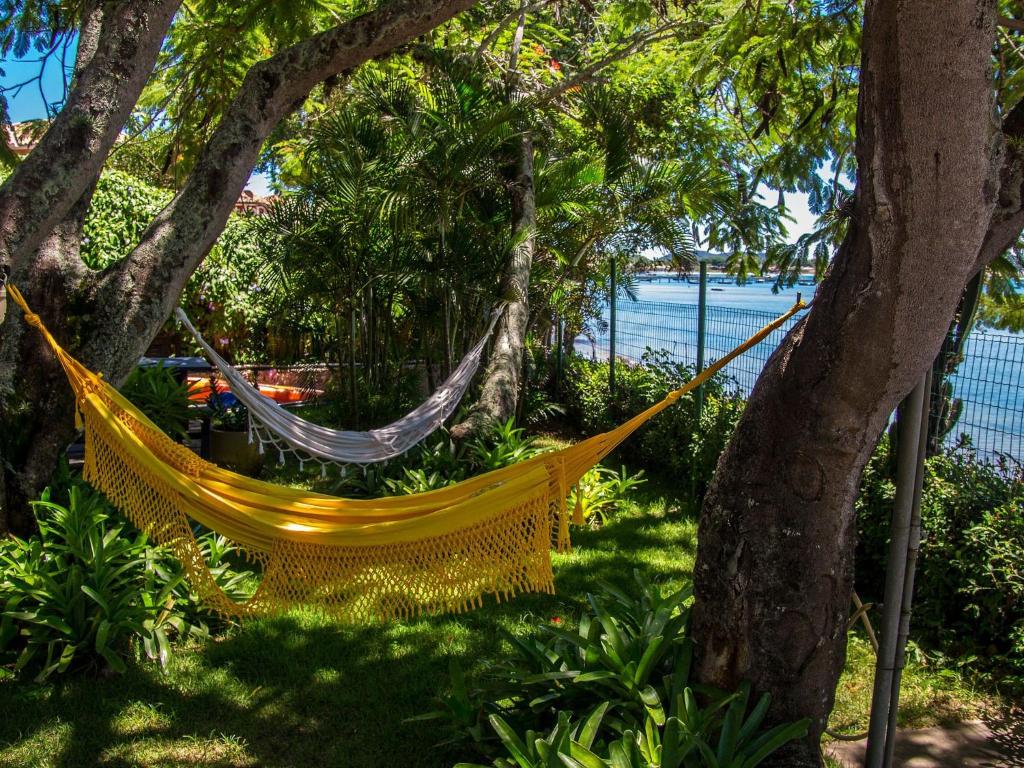  Deslumbrante Casa de Frente para Praia de Manguinhos com Seis Quartos