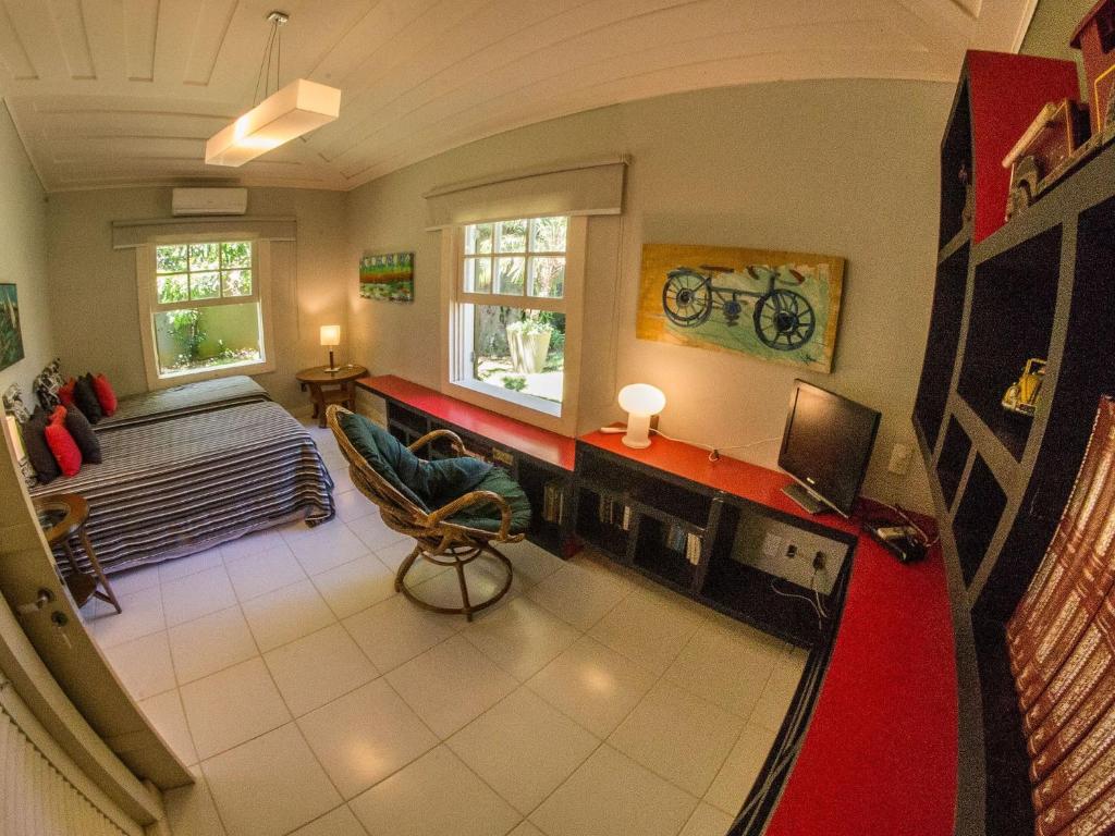  Deslumbrante Casa de Frente para Praia de Manguinhos com Seis Quartos