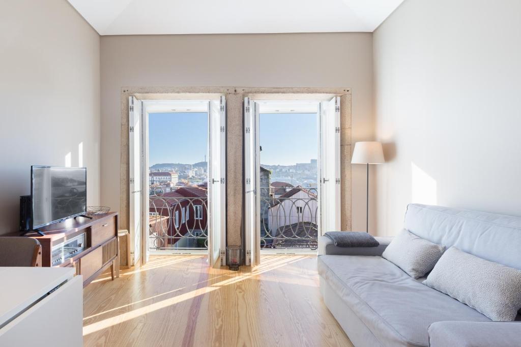 ポルトにあるPorto and Clérigos Views by Porto City Hostsのリビングルーム(ソファ、テレビ付)