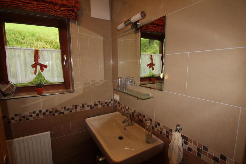 A bathroom at Bauernhof Grussberggut