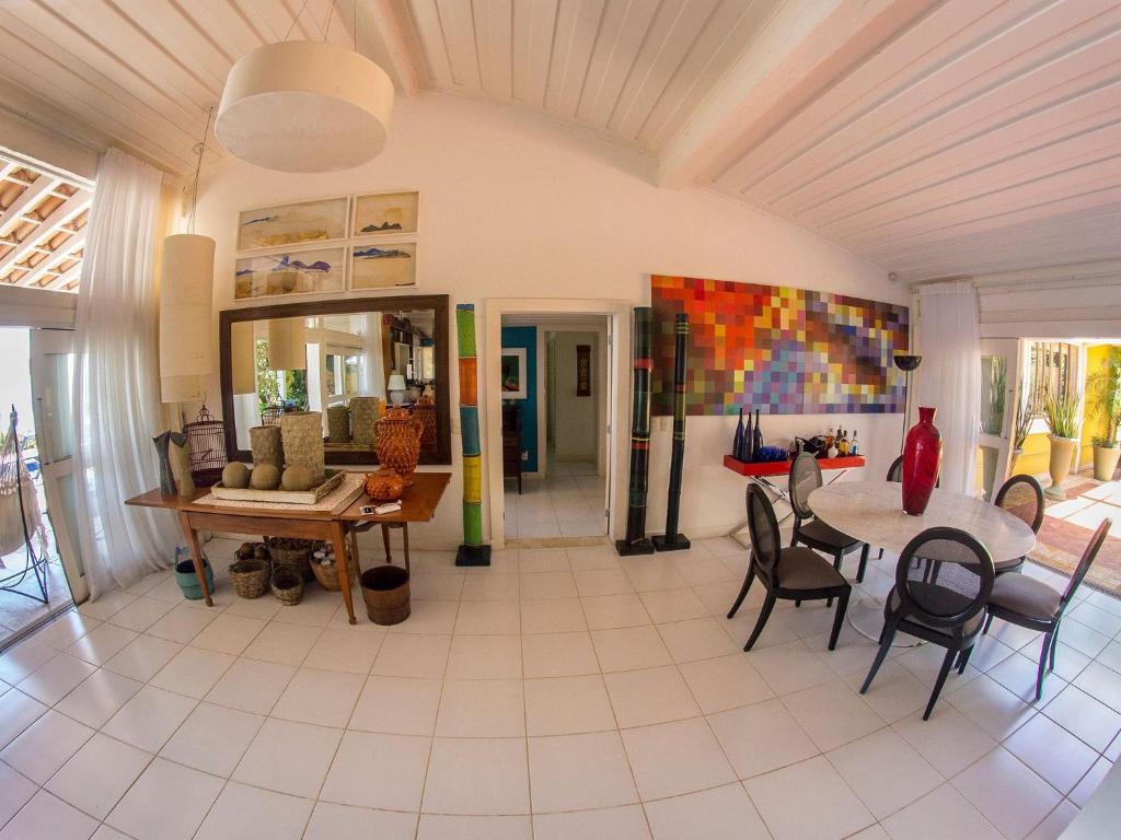  Deslumbrante Casa de Frente para Praia de Manguinhos com Seis Quartos