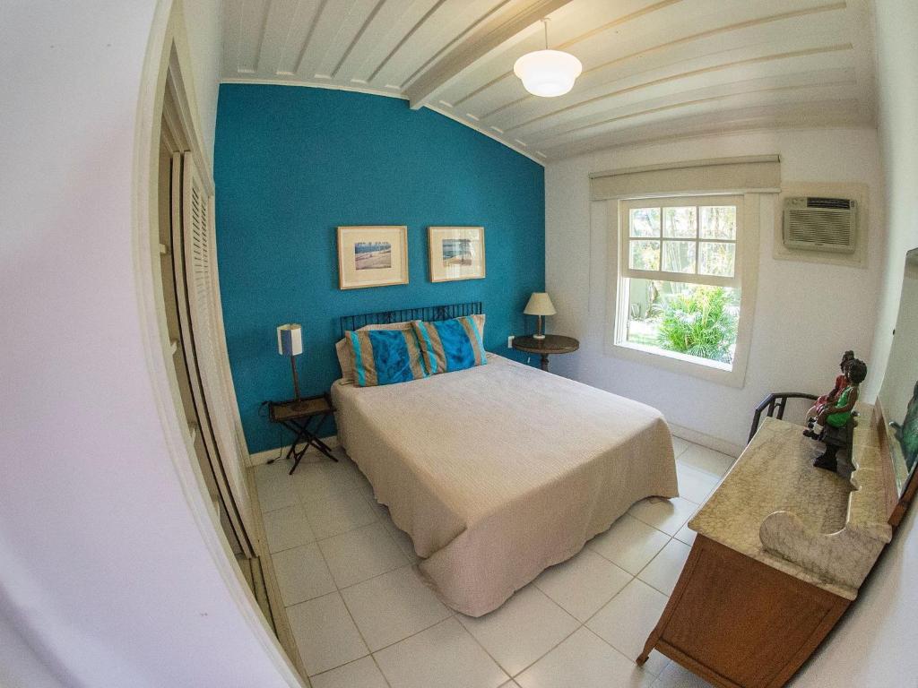  Deslumbrante Casa de Frente para Praia de Manguinhos com Seis Quartos
