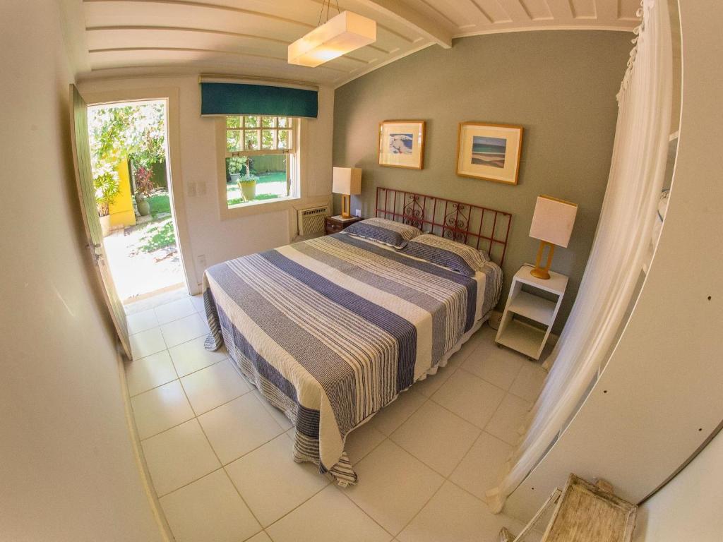  Deslumbrante Casa de Frente para Praia de Manguinhos com Seis Quartos