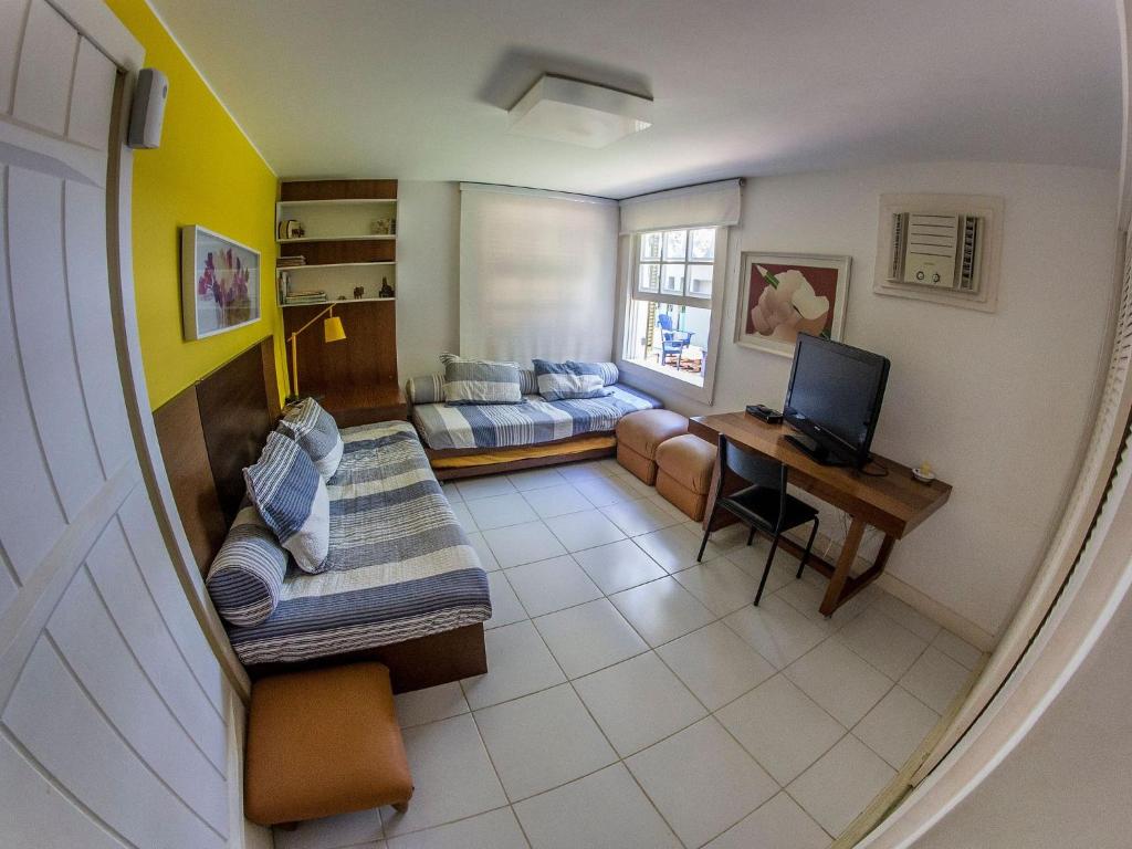  Deslumbrante Casa de Frente para Praia de Manguinhos com Seis Quartos
