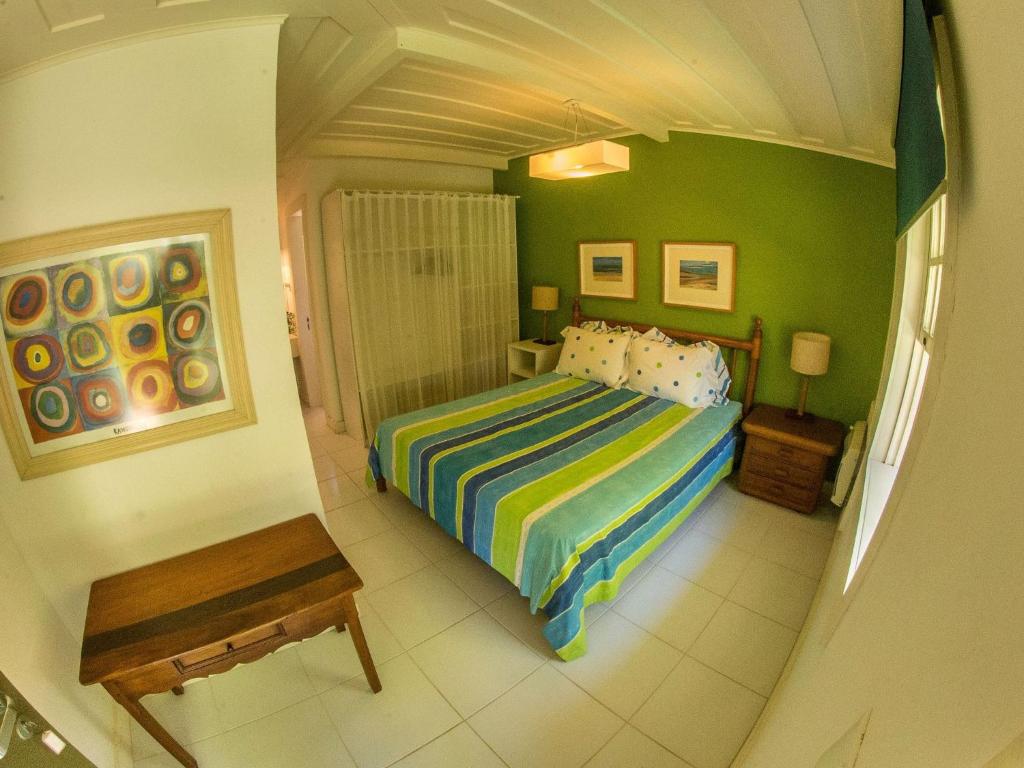  Deslumbrante Casa de Frente para Praia de Manguinhos com Seis Quartos