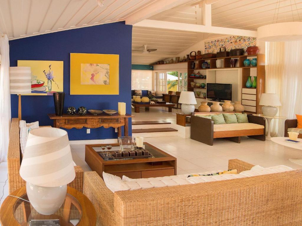  Deslumbrante Casa de Frente para Praia de Manguinhos com Seis Quartos