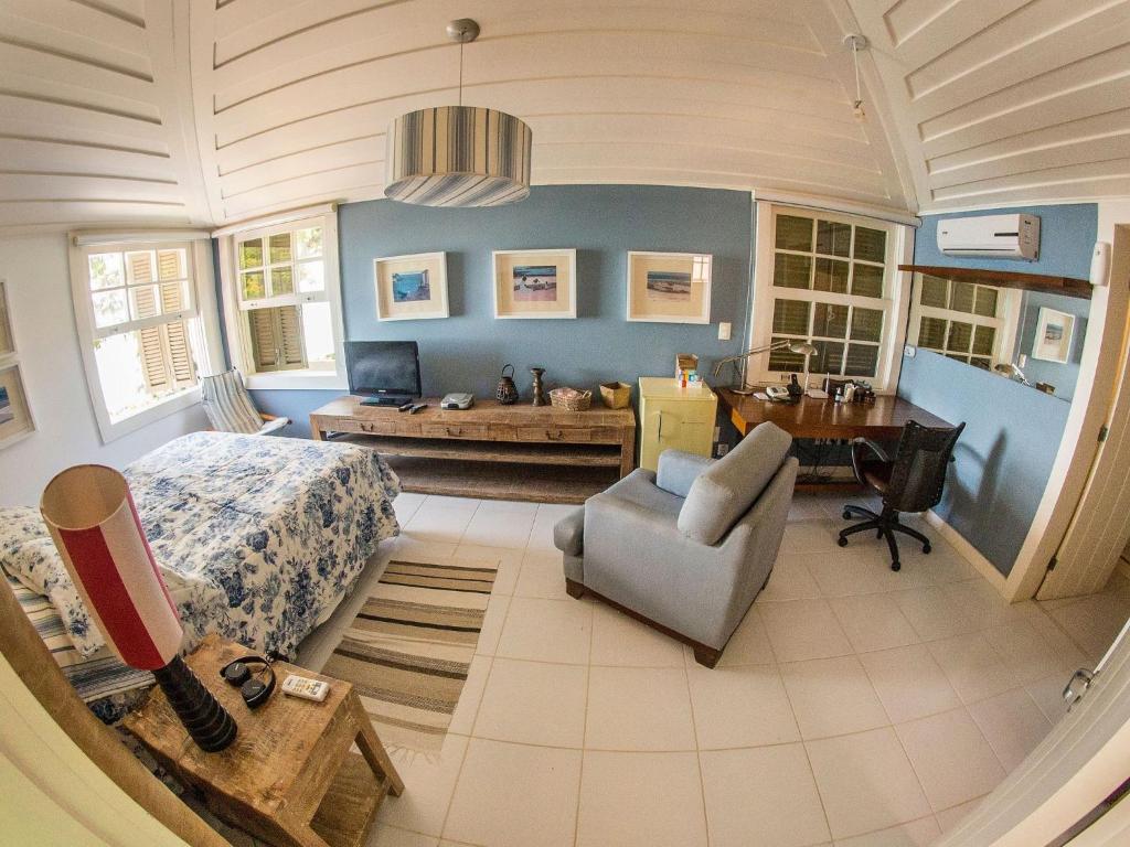  Deslumbrante Casa de Frente para Praia de Manguinhos com Seis Quartos