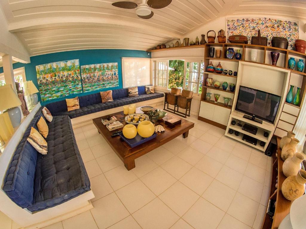  Deslumbrante Casa de Frente para Praia de Manguinhos com Seis Quartos