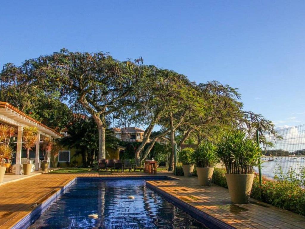  Deslumbrante Casa de Frente para Praia de Manguinhos com Seis Quartos