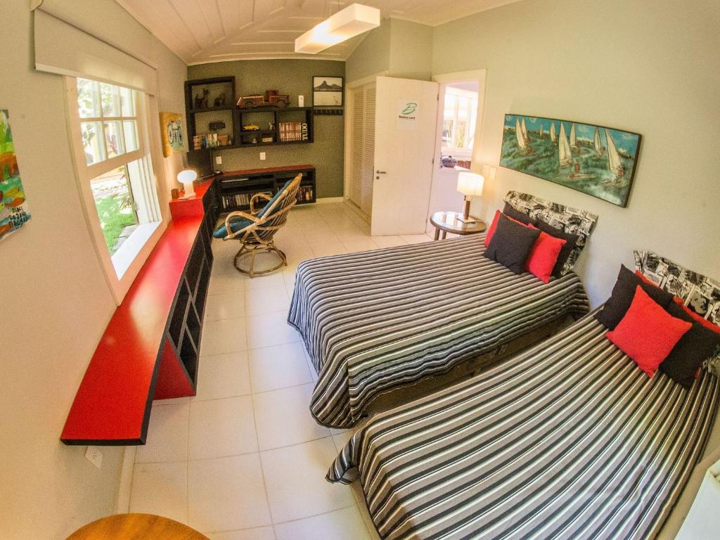  Deslumbrante Casa de Frente para Praia de Manguinhos com Seis Quartos