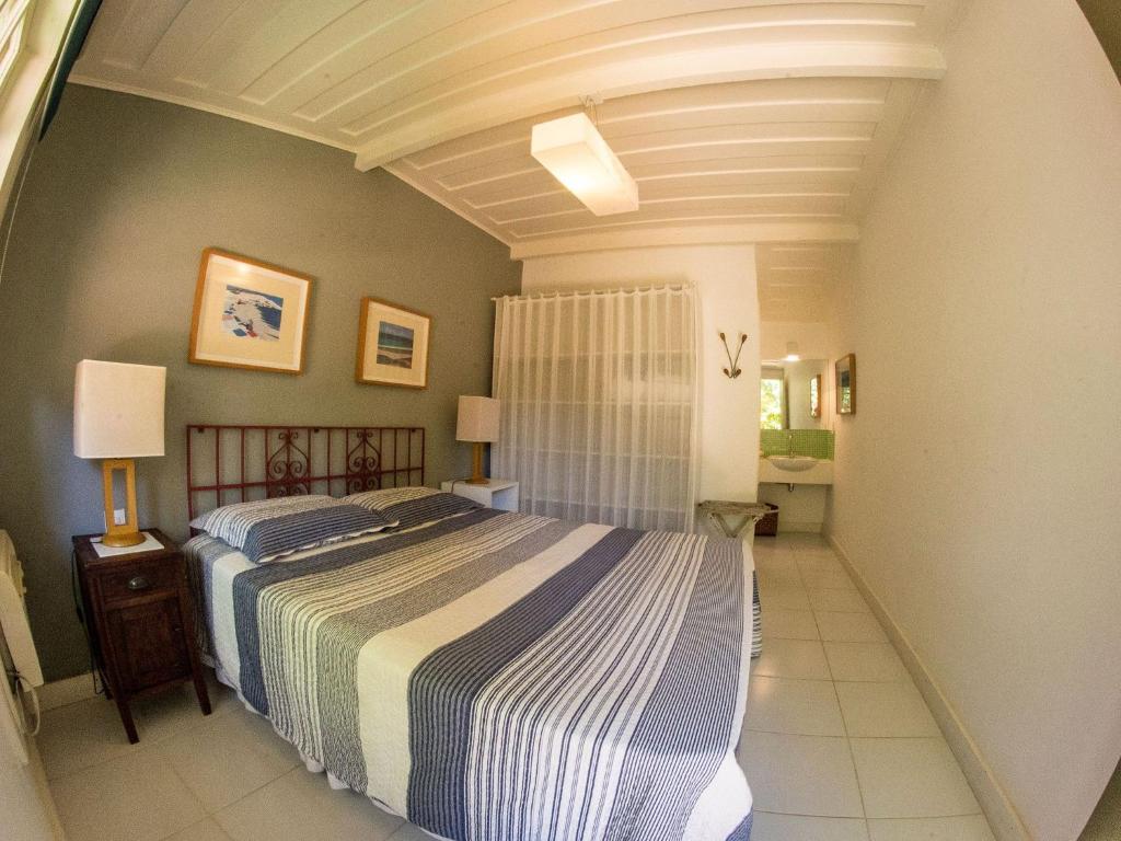  Deslumbrante Casa de Frente para Praia de Manguinhos com Seis Quartos