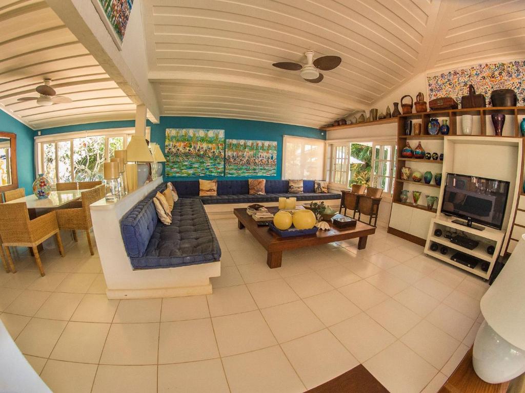 Deslumbrante Casa de Frente para Praia de Manguinhos com Seis Quartos